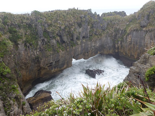 A natural arch at the panacake rocks of Punakaiki, Nov 2015